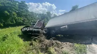Tráiler se sale de la carretera en el tramo Nuevo Progreso - Ciudad del Carmen