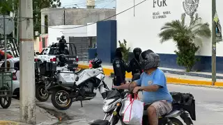 Cae grupo del CJNG en Campeche: 10 detenidos, arma bañada en oro y mujer buscada por ataques con drones