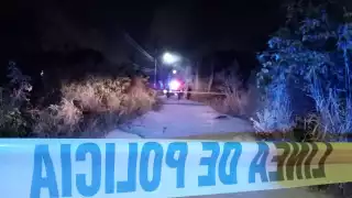 El cuerpo fue encontrado en una de las calles de terracería de Cuna Maya en Cancún, lugar que fue acordonado por policías, y hasta donde llegó Servicios Periciales de la FGE Q.Roo