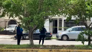 La vivienda cateada se ubica en la calle Venustiano Carranza, de donde la FGE retiró computadoras, discos duros y celulares para seguir la investigación.