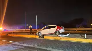 Conductor destruye su auto en el periférico de Campeche y huye tras accidente