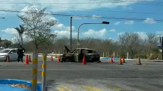 El auto fue consumido en su totalidad por el fuego