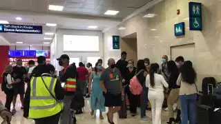 Los pasajeros esperaron una respuesta de las aerolíneas que cancelaron vuelos en el aeropuerto de Cancún