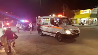 Paramédicos atendieron a la mujer, a quien se le había bajado la presión