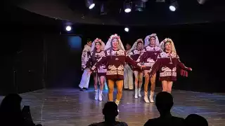 México de Colores se conforma por hombres que utilizan vestuarios femeninos para bailar folklore mexicano