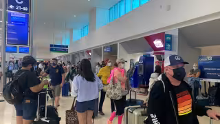 Algunos pasajeros de Aeroméxico están en espera de sus vuelos de regreso a la CDMX y otros destinos, que fueron previamente cancelados