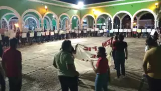 Alumnos de la normal protestaron por la noche