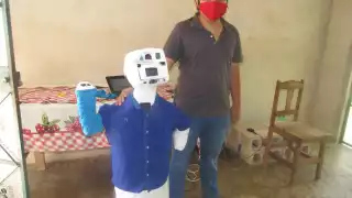 Con el robot, el joven de 22 años busca generar una menor exposición al virus