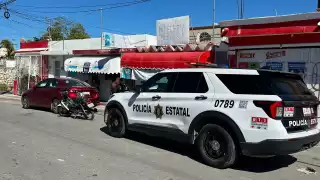 Mujer motociclista choca contra auto estacionado en Campeche y rechaza atención médica