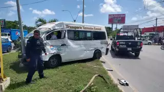 Así terminó la unidad de trasporte público luego de impactarse contra un poste en Cancún