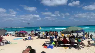 Con sombrillas, casas de campaña y sobreros, turistas llegaron a los arenales de Playa Gaviotas