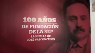 En el centésimo aniversario luctuoso de José Vasconcelos, personal de la SEP rindió un homenaje con semblanza y ofrenda floral