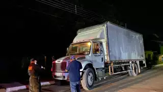 Camión rompe cables de Telmex y deja sin telefonía a vecinos de Escárcega