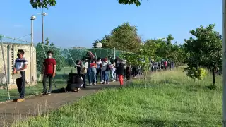 Previo a la apertura del módulo ubicado en la Inalámbrica, varios son los jóvenes que se encuentran en la fila