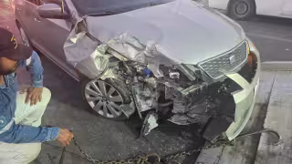 Combi y vehículo chocan y dejan tres lesionados en la avenida Kabah de Cancún