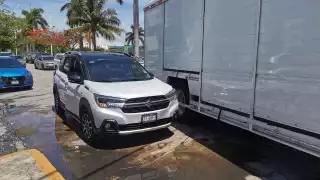Camión repartidor impacta a camioneta en Ciudad del Carmen, dejando tráfico lento y daños materiales