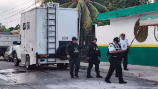 Camioneta se incendia por aparente corto circuito en colonia Adolfo López de Chetumal