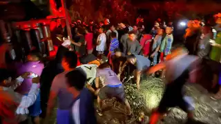 Varios de los porcinos de 130 kilos murieron al instante de la volcadura