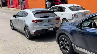Mujer choca contra un Mazda en Ciudad del Carmen y se retira cuando iban a llegar a un acuerdo
