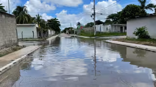 Fuertes lluvias dejan calles anegadas y peligrosas en Champotón: Colonias reportan afectaciones