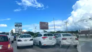 Carambola de al menos 10 vehículos en el boulevard Colosio de Cancún dejó daños por más de 300 mil pesos