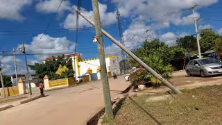 Poste a punto de caer pone en riesgo a alumnos de primaria en Hecelchakán