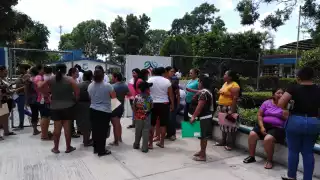 Los padres de familia se reunieron en el Cobay de Buctzotz para externar sus quejas