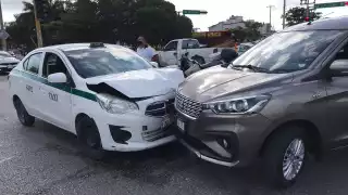 Los daños tras el choque entre un taxista y un automóvil en Cancún dejó daños por 70 mil pesos
