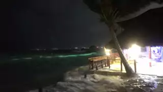 Las rachas de viento y lluvia que trae consigo el Huracán Grace se comienzan a sentir en Cancún