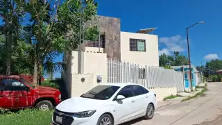 Fuerte choque en Hecelchakán: Presunto agente ministerial impacta mototaxi y huye