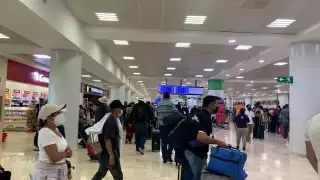 Algunos de los viajeros olvidaron el COVID e incumplieron con las medidas sanitarias en el aeropuerto de Cancún