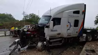Tráiler sufre aparatoso choque en la Curva del Diablo y bloquea la vía Mérida-Campeche
