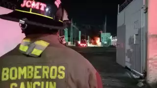 Al lugar llegaron elementos de bomberos de Cancún, así como curiosos