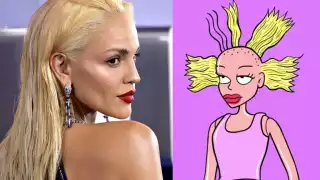 La mexicana apareció con un vestido azul marino fuerte con los labios rojos carmesí