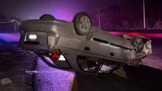 Vuelca automóvil cerca del puente de Calica en Playa del Carmen
