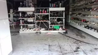 Un vecino que se encontraba durmiendo arriba sintió calor, por lo que pidió apoyo a los bomberos