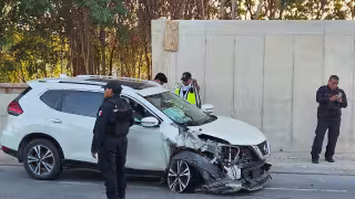 Conductor derriba poste de concreto tras aparatoso accidente en avenida Chac Mool de Cancún