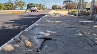 Piden reparar registro de la CFE que pone en peligro a peatones en Champotón