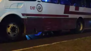 El hombre quedó debajo del autobús