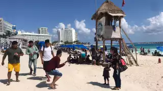 Con mochilas llenas de comida y refrescos, familias llegaron a Playa Gaviotas para disfrutar del domingo soleado