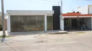 La casa donde personas identificadas con el Prian guardaron paquetes luce abandonada