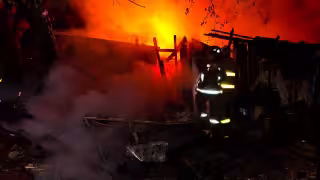 Incendio arrasa vivienda con techo de palapa en Cancún; familia lo pierde todo