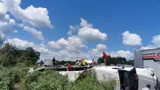 El conductor del tráiler volcó la unidad tras perder el control a la altura de Hoctún