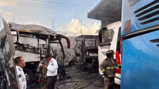 Incendio consume cuatro autobuses en encierro de la empresa Del Valle en Cancún