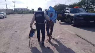 Los sujetos que portaba la droga fueron abordados en los carropatrullas 8008 y 6063 de la Secretaría de Seguridad Pública