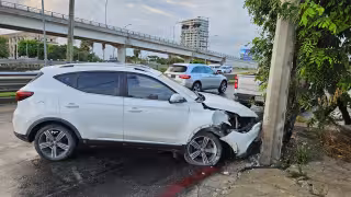 Camioneta choca contra poste de la CFE y provoca caos vial en el boulevard Colosio de Cancún