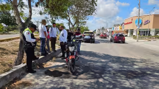Patrulla arrolla a motociclista en cruce de Kabah y 20 de Noviembre de Cancún