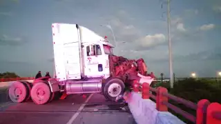Tráiler sale del camino y casi cae al vacío en carretera Progreso