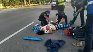 Automóvil arrolla a mujer y la deja en estado crítico en Progreso