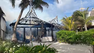 Causas desconocidas: Incendio consume nueve palapas del Hotel Alma en Tulum